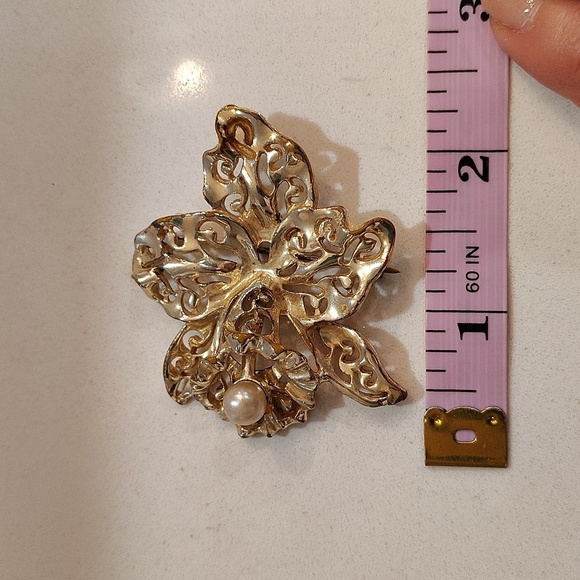 Statement brooch lapel pin gold tone with pearl accent bead pin back - Picture 4 of 4